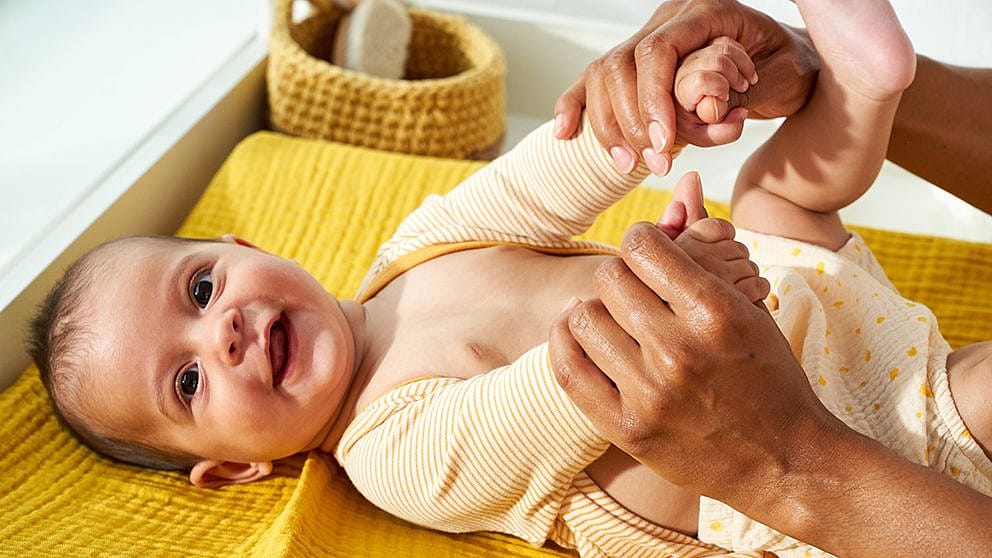 Glad baby på stellebord.
